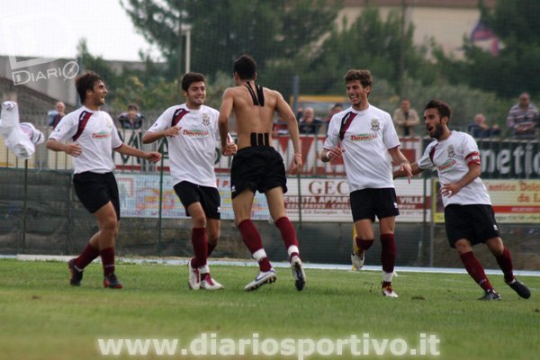 La festa dei giocatori del Selargius per il primo gol